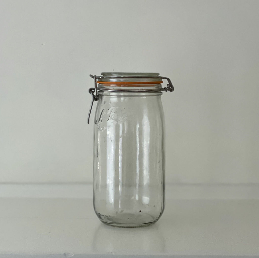Le Parfait Screw Top Jars – Large French Glass Jars For Pantry Storage  Preserving Bulk Goods, 3 pk GLD / 64 fl oz - Harris Teeter
